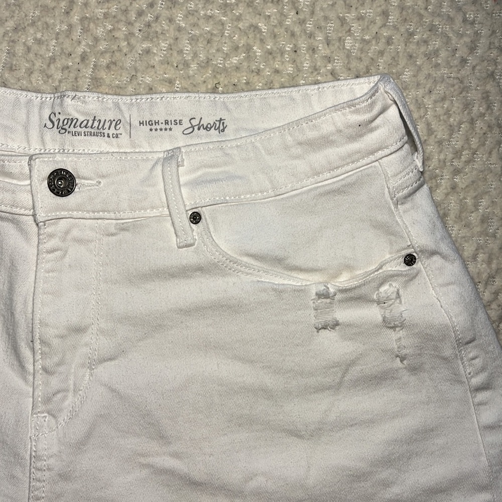 Levi's Signature High‎ Rise Distressed Shorts - Picture 2 of 5